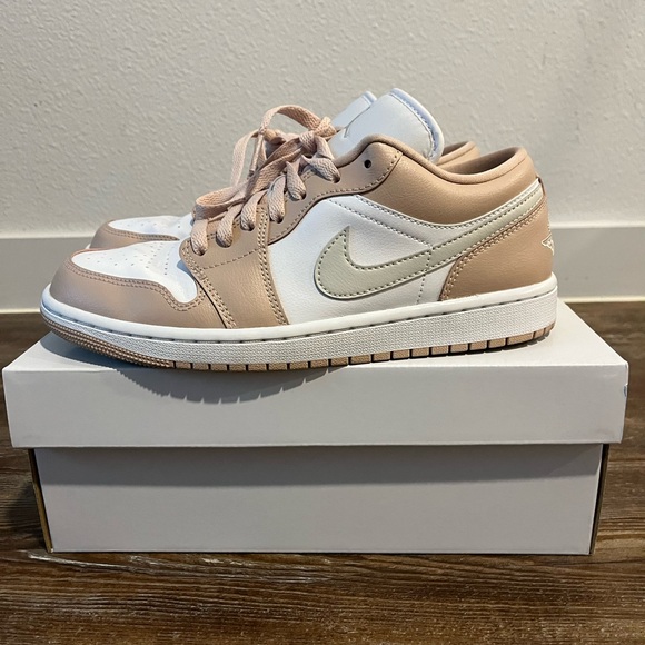 Women’s Jordan 1 - Picture 2 of 6